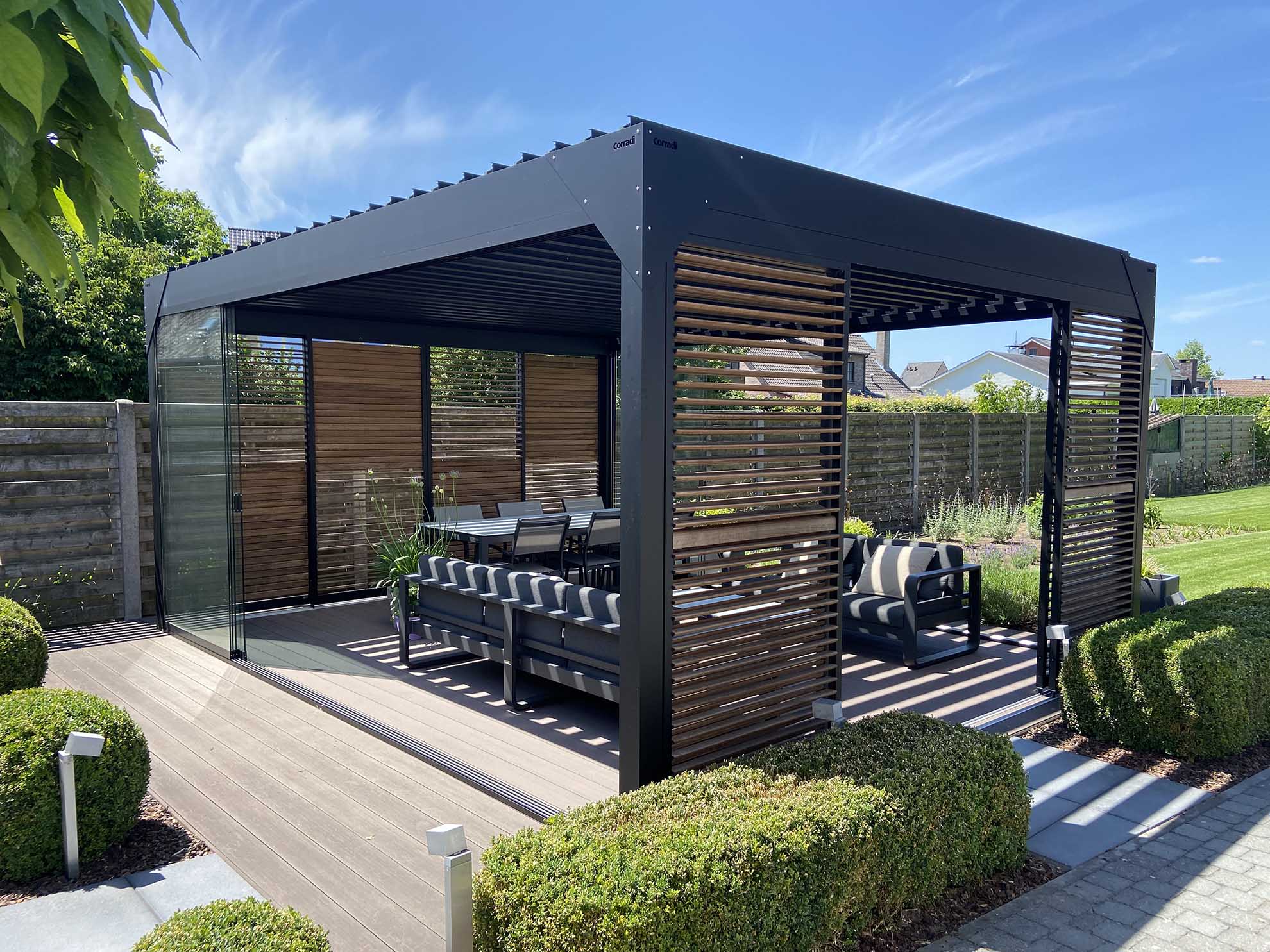 Terrasoverkapping met lamellendak en wanden banner